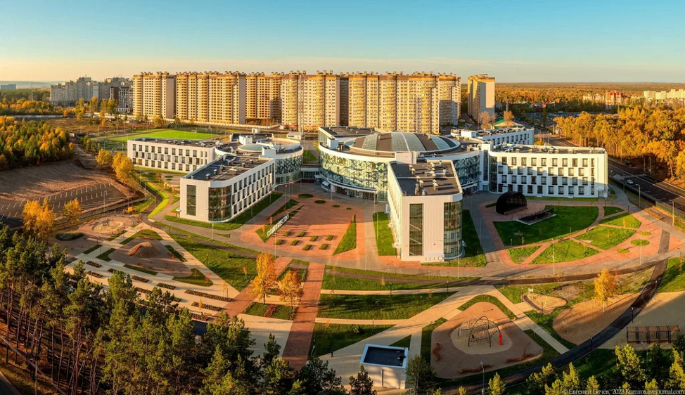 Мегашкола - самая большая школа в России.